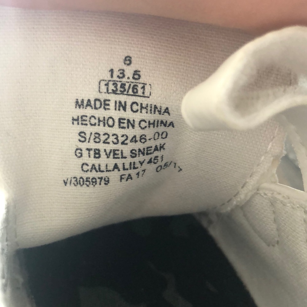 Old Navy kids Camo Backed Sneakers - Picture 5 of 5